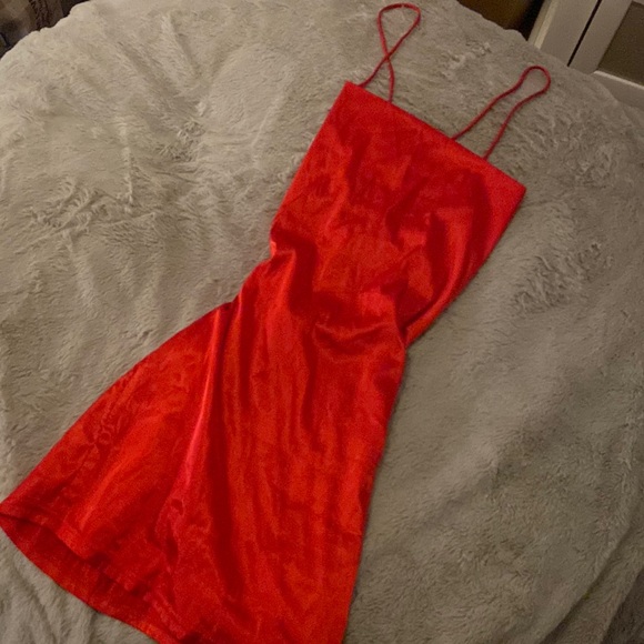 FASHIONNOVA: BACKLESS MINI RED DRESS - Picture 3 of 5